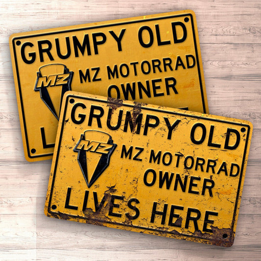 Mz Motorrad Grumpy Old Mz Motorrad Owner Lives Here Skilte, Musemåtte, Dørmåtte-Skilte-MZ-Garage Culture Shop- garage - man cave - merchandise