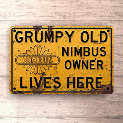 Nimbus Grumpy Old Nimbus Owner Lives Here Skilte, Musemåtte, Dækkeserviet, Dørmåtte-Skilte-Nimbus-Garage Culture Shop- garage - man cave - merchandise