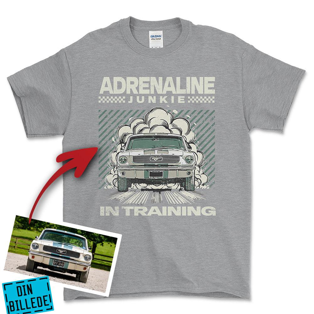 Personlig - Adrenaline Junkie In Training - Med Din Bil MC Billede Unisex T-Shirt , Bomuld-Beklædning-Garage Culture-Grå Sport-S-Forside-Garage Culture Shop- garage - man cave - merchandise