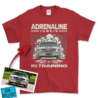 Personlig - Adrenaline Junkie In Training - Med Din Bil MC Billede Unisex T-Shirt , Bomuld-Beklædning-Garage Culture-Rød-S-Forside-Garage Culture Shop- garage - man cave - merchandise