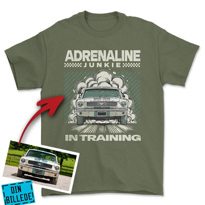 Personlig - Adrenaline Junkie In Training - Med Din Bil MC Billede Unisex T-Shirt , Bomuld-Beklædning-Garage Culture-Grøn Militær-S-Forside-Garage Culture Shop- garage - man cave - merchandise