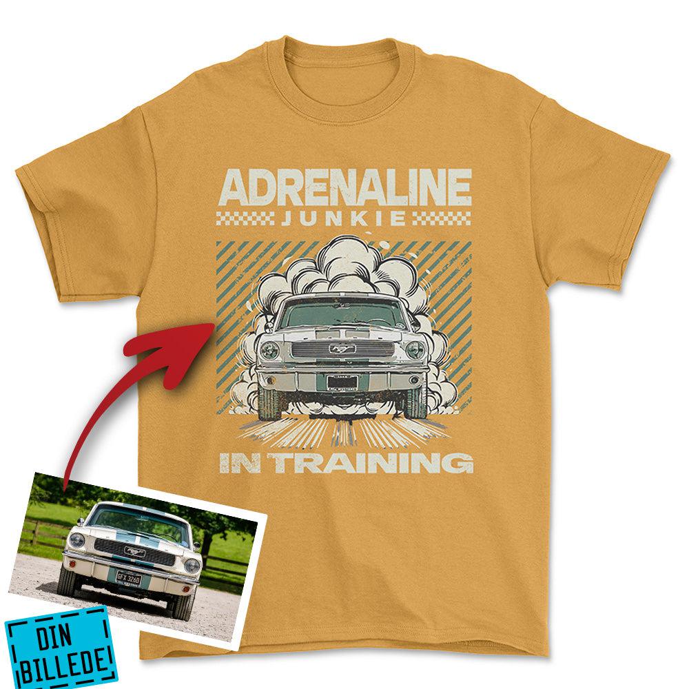 Personlig - Adrenaline Junkie In Training - Med Din Bil MC Billede Unisex T-Shirt , Bomuld-Beklædning-Garage Culture-Guld-S-Forside-Garage Culture Shop- garage - man cave - merchandise