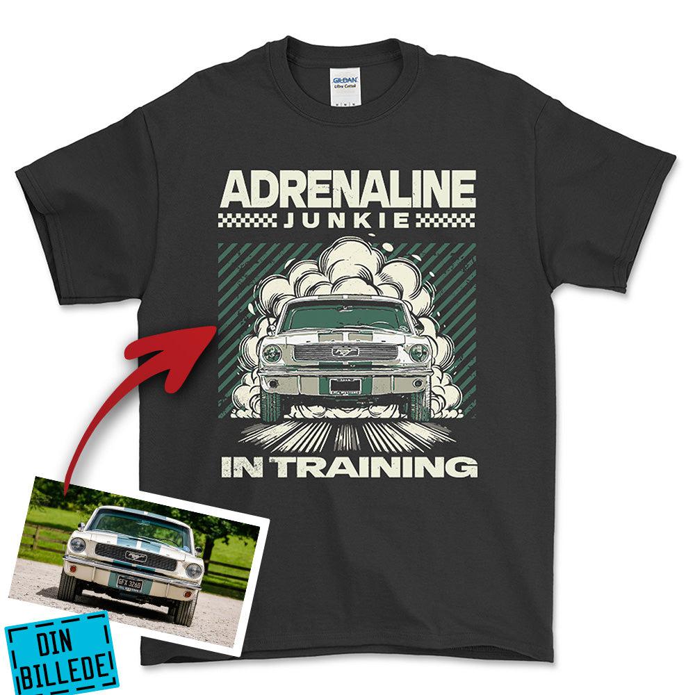 Personlig - Adrenaline Junkie In Training - Med Din Bil MC Billede Unisex T-Shirt , Bomuld-Beklædning-Garage Culture-Sort-S-Forside-Garage Culture Shop- garage - man cave - merchandise