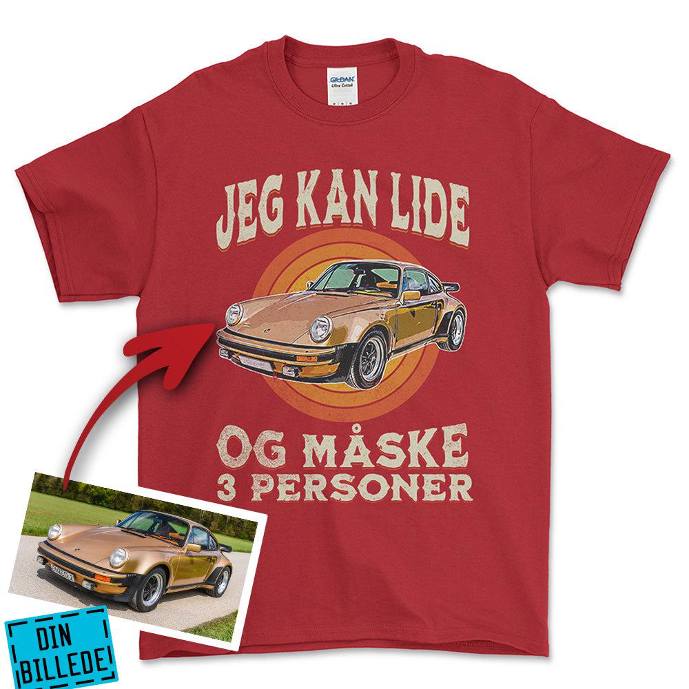 Personlig - Jeg Kan Lide Min Bil Og Måske 3 Personer - Med Din Bil MC Billede Unisex T-Shirt , Bomuld-Beklædning-Garage Culture-Rød-S-Forside-Garage Culture Shop- garage - man cave - merchandise