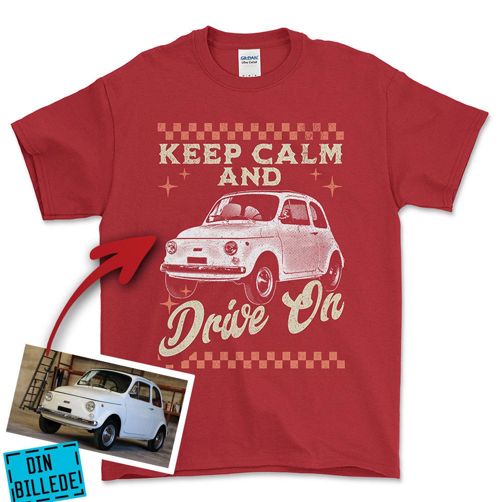 Personlig - Keep Calm And Drive On - Med Din Bil MC Billede Unisex T-Shirt , Bomuld-Beklædning-Garage Culture-Rød-S-Forside-Garage Culture Shop- garage - man cave - merchandise