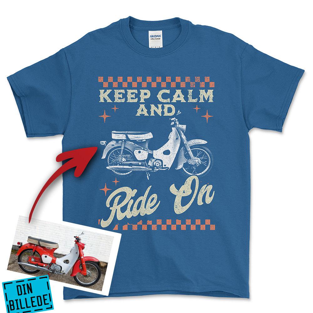 Personlig - Keep Calm And Ride On - Med Din Bil MC Billede Unisex T-Shirt , Bomuld-Beklædning-Garage Culture-Blå Royal-S-Forside-Garage Culture Shop- garage - man cave - merchandise