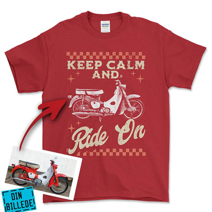 Personlig - Keep Calm And Ride On - Med Din Bil MC Billede Unisex T-Shirt , Bomuld-Beklædning-Garage Culture-Rød-S-Forside-Garage Culture Shop- garage - man cave - merchandise