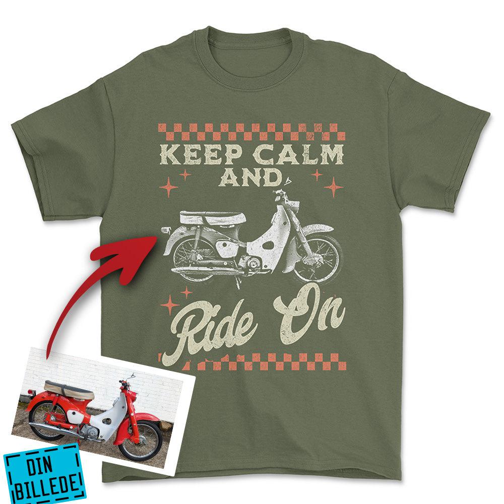 Personlig - Keep Calm And Ride On - Med Din Bil MC Billede Unisex T-Shirt , Bomuld-Beklædning-Garage Culture-Grøn Militær-S-Forside-Garage Culture Shop- garage - man cave - merchandise