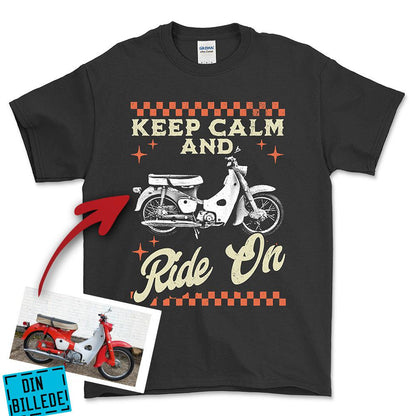 Personlig - Keep Calm And Ride On - Med Din Bil MC Billede Unisex T-Shirt , Bomuld-Beklædning-Garage Culture-Sort-S-Forside-Garage Culture Shop- garage - man cave - merchandise