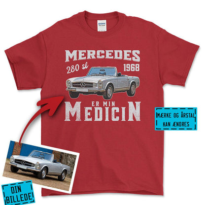 Personlig - Min Bil/MC Er Min Medicin - Med Din Bil MC Billede Unisex T-Shirt , Bomuld-Beklædning-Garage Culture-Rød-S-Forside-Garage Culture Shop- garage - man cave - merchandise