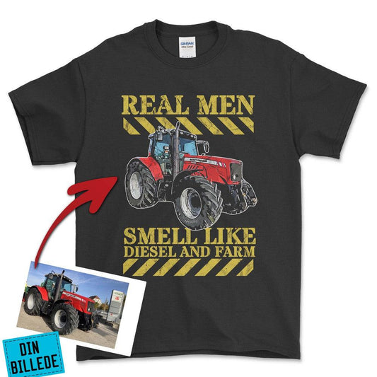 Personlig - Real Men Smell Like Diesel And Farm - Dit traktor billede Unisex T-Shirt , Bomuld-Beklædning-Garage Culture-Sort-S-Forside-Garage Culture Shop- garage - man cave - merchandise