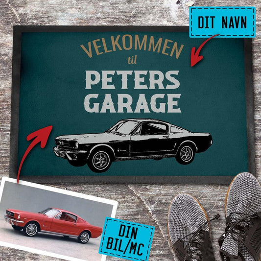 Personlig - Velkommen Til Din Navn Garage Med Dit Bil MC Traktor Billede Dørmåtte-Dørmåtte-Garage Culture-Garage Culture Shop- garage - man cave - merchandise