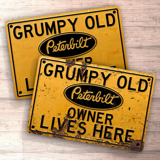 Peterbilt Grumpy Old Peterbilt Owner Lives Here Skilte, Musemåtte, Dækkeserviet, Dørmåtte-Skilte-Peterbilt-Garage Culture Shop- garage - man cave - merchandise