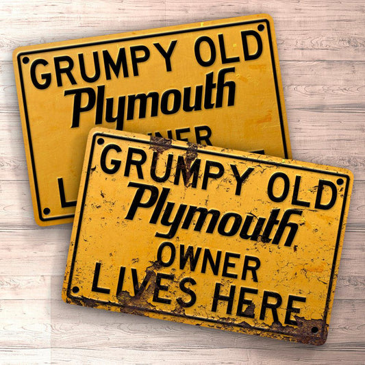 Plymouth Grumpy Old Plymouth Owner Lives Here Skilte, Musemåtte, Dørmåtte-Skilte-Plymouth-Garage Culture Shop- garage - man cave - merchandise