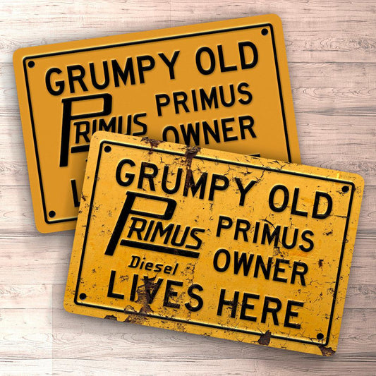 Primus Grumpy Old Owner Lives Here Skilte, Musemåtte, Dørmåtte-Skilte-Primus-Garage Culture Shop- garage - man cave - merchandise