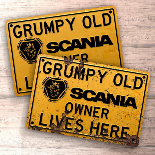 Scania Grumpy Old Scania Owner Lives Here Skilte, Musemåtte, Dørmåtte-Skilte-Scania-Garage Culture Shop- garage - man cave - merchandise