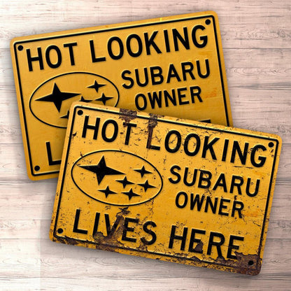 Subaru Hot Looking Subaru Owner Lives Here Skilte, Musemåtte, Dækkeserviet, Dørmåtte-Skilte-Subaru-Garage Culture Shop- garage - man cave - merchandise