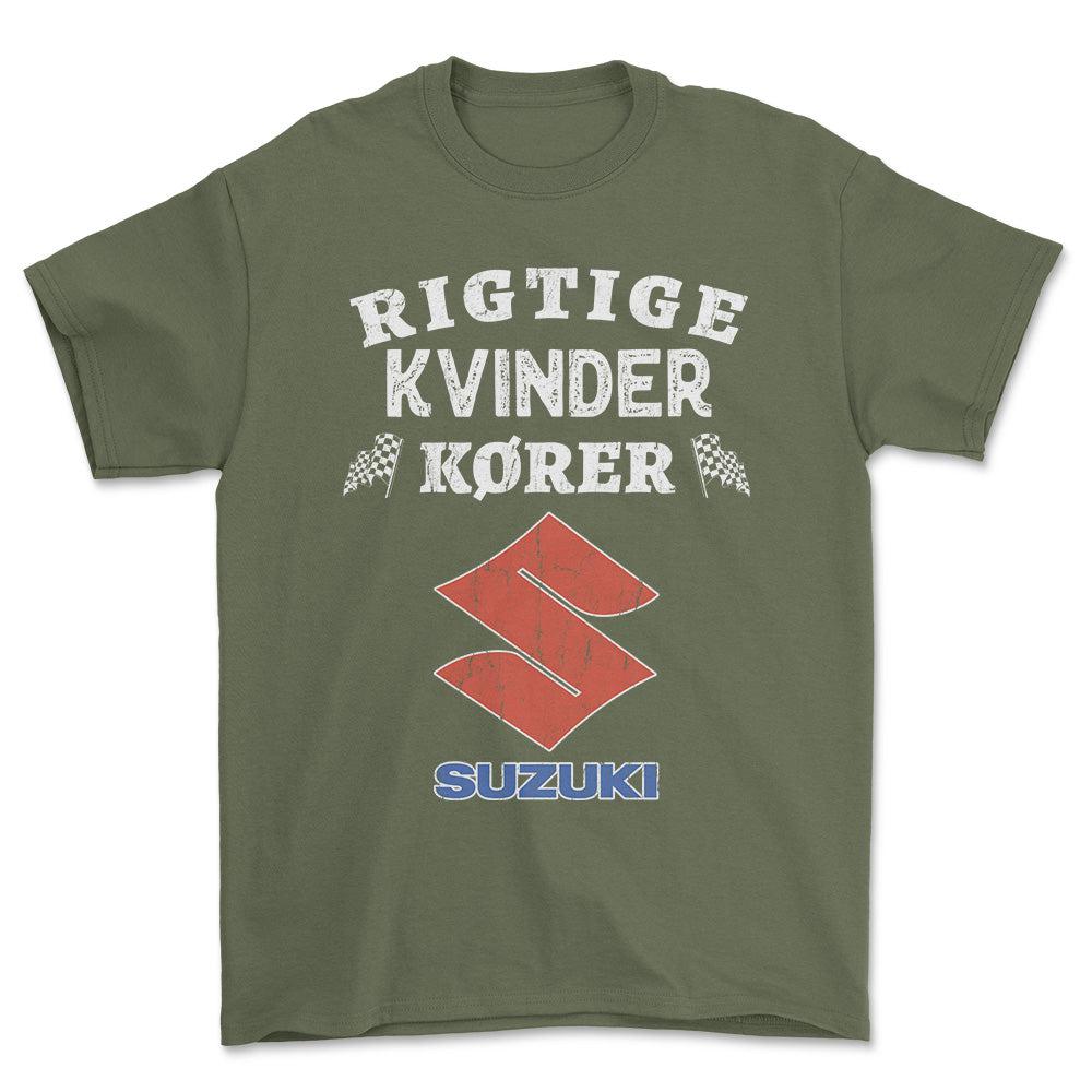 Suzuki Rigtige Kvinder Kører - Unisex T-Shirt , Bomuld-Beklædning-Suzuki-Grøn Militær-S-Forside-Garage Culture Shop- garage - man cave - merchandise