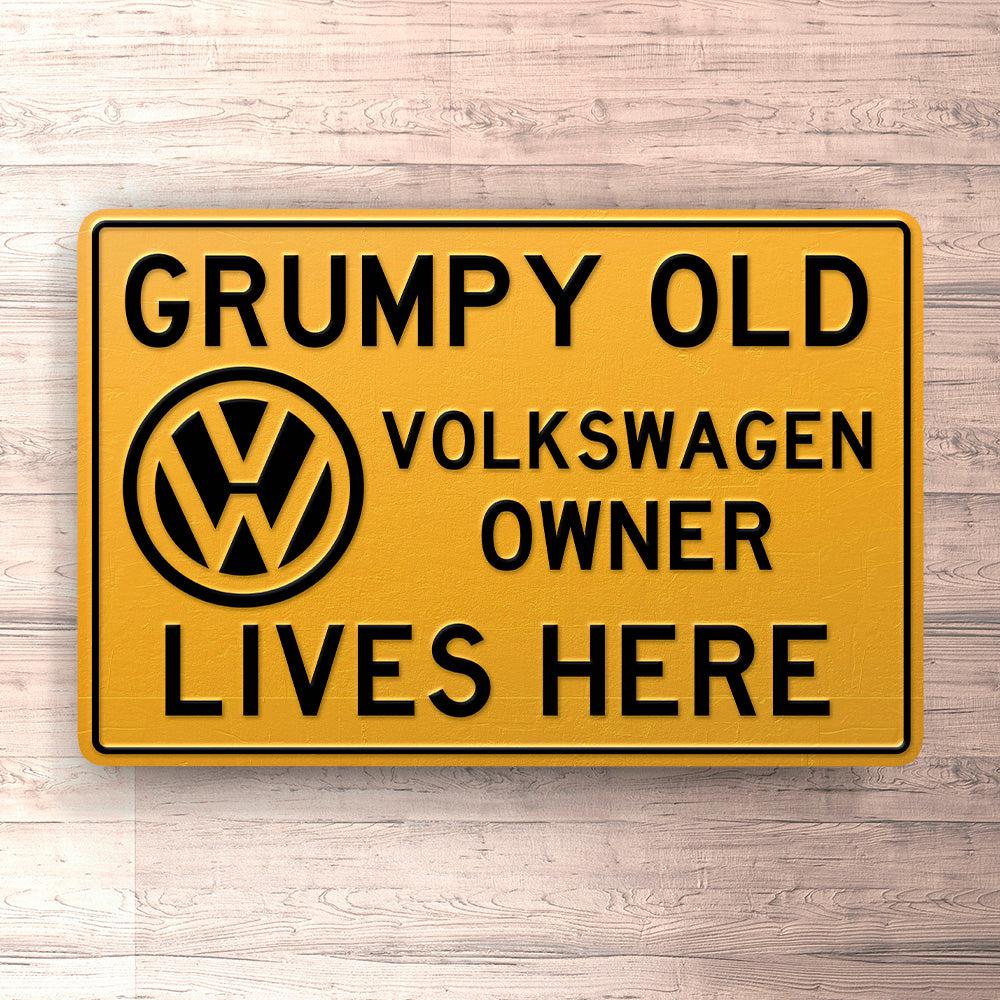 VW Grumpy Old VW Owner Lives Here Skilte, Musemåtte, Dørmåtte-Skilte-VW-Garage Culture Shop- garage - man cave - merchandise