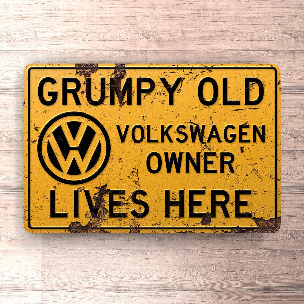 VW Grumpy Old VW Owner Lives Here Skilte, Musemåtte, Dørmåtte-Skilte-VW-Garage Culture Shop- garage - man cave - merchandise