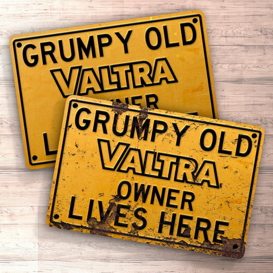 Valtra Grumpy Old Valtra Owner Lives Here Skilte, Musemåtte, Dørmåtte-Skilte-Valtra-Garage Culture Shop- garage - man cave - merchandise