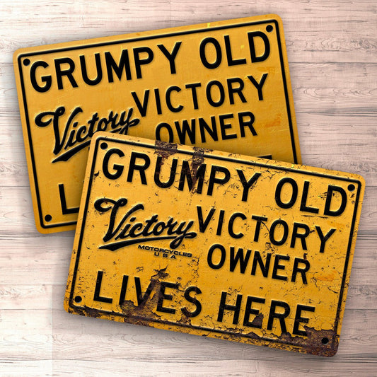 Victory Grumpy Old Victory Owner Lives Here Skilte, Musemåtte, Dørmåtte-Skilte-Victory-Garage Culture Shop- garage - man cave - merchandise