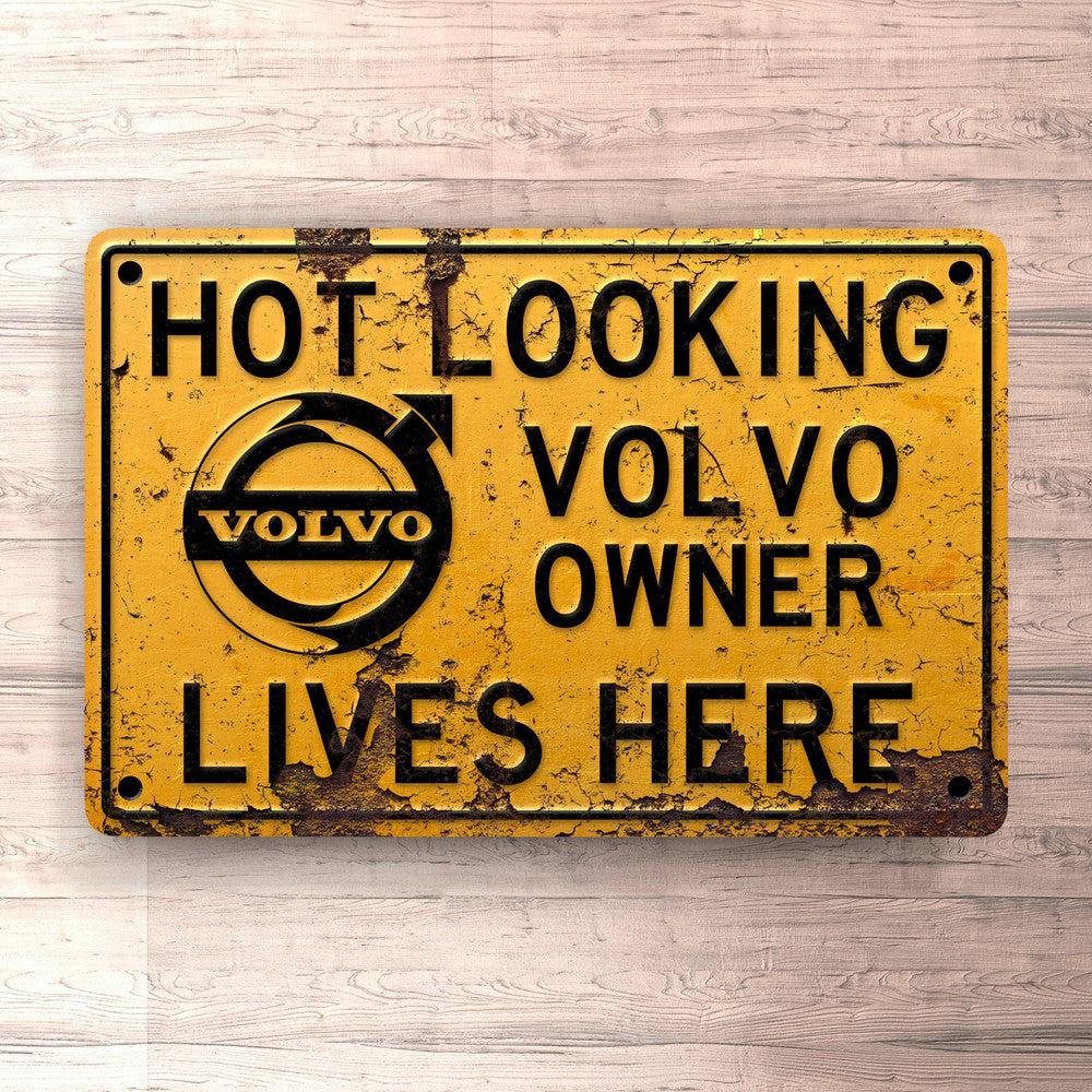 Volvo Hot Looking Volvo Owner Lives Here Skilte, Musemåtte, Dækkeserviet, Dørmåtte-Skilte-Volvo-Garage Culture Shop- garage - man cave - merchandise